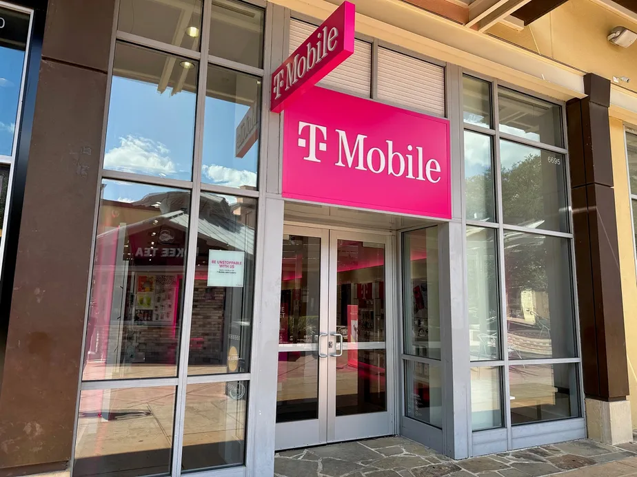 Foto del exterior de la tienda T-Mobile en Shops At La Cantera, San Antonio, TX