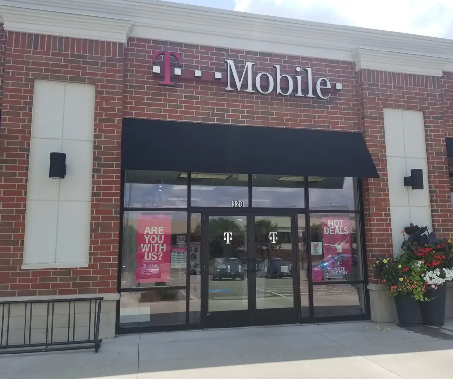 Exterior photo of T-Mobile store at State & Union, Alliance, OH