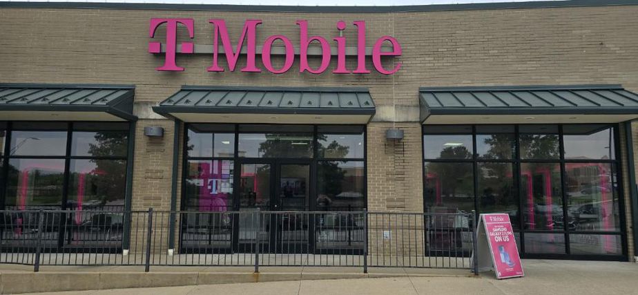 Exterior photo of T-Mobile Store at BRdway Bluffs Dr & Trimble Rd, Columbia, MO