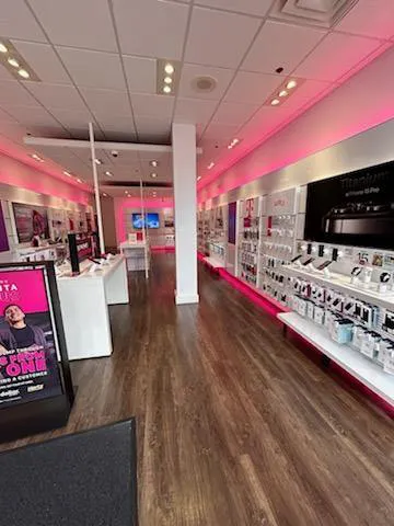 Foto del interior de la tienda T-Mobile en Shops At La Cantera, San Antonio, TX