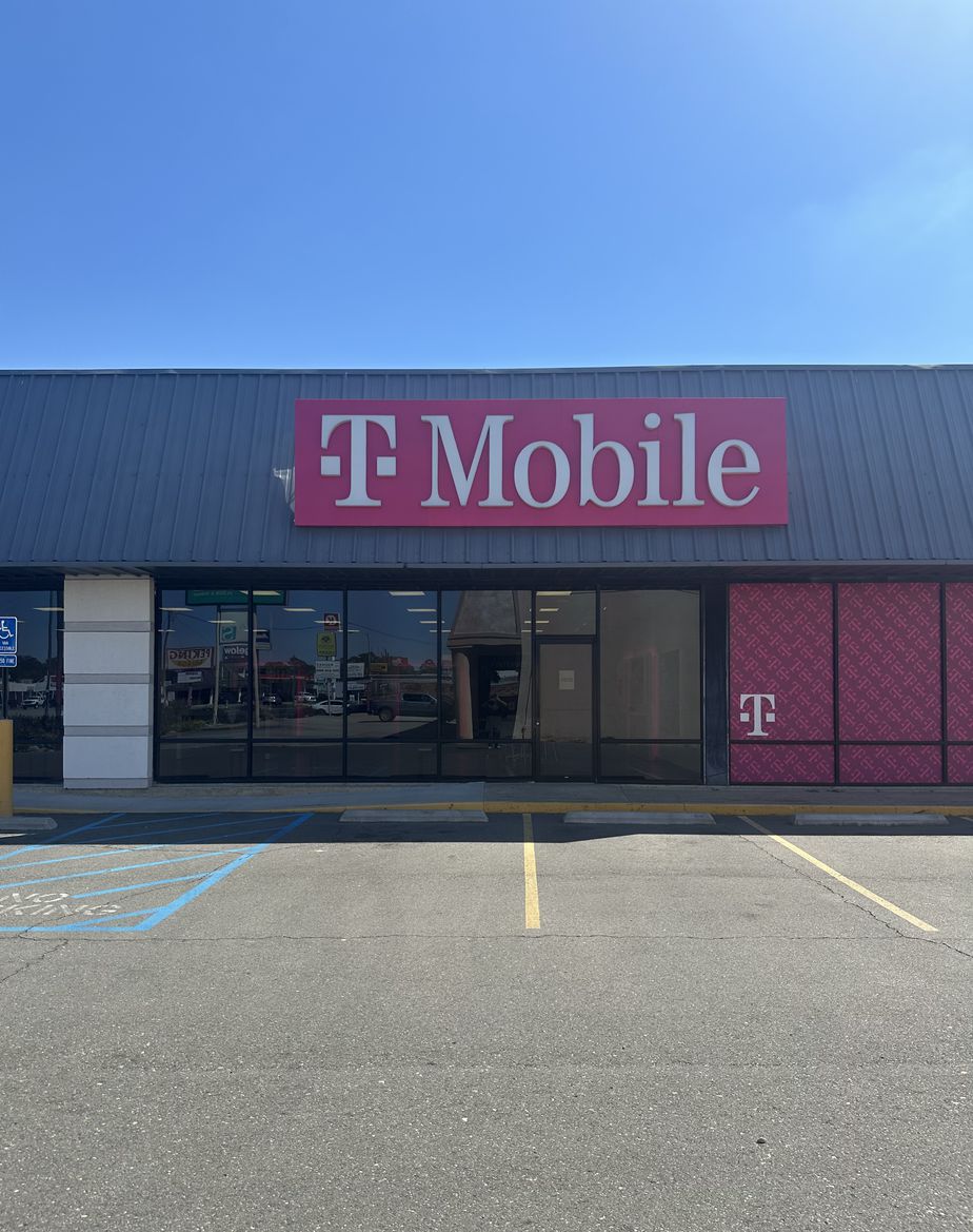  Exterior photo of T-Mobile Store at Creswell Ln & George Dr, Opelousas, LA 
