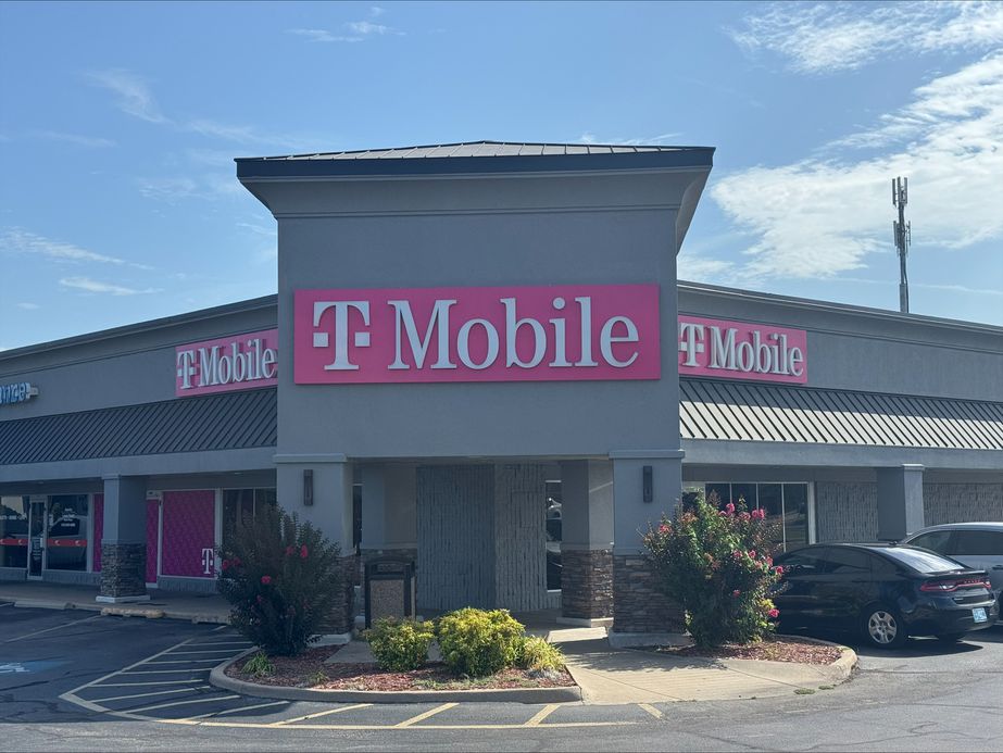 Exterior photo of T-Mobile Store at 31st & Garnett, Tulsa, OK