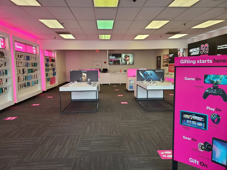 Foto del interior de la tienda T-Mobile en Glen St & Town Path 2, Glen Cove, NY