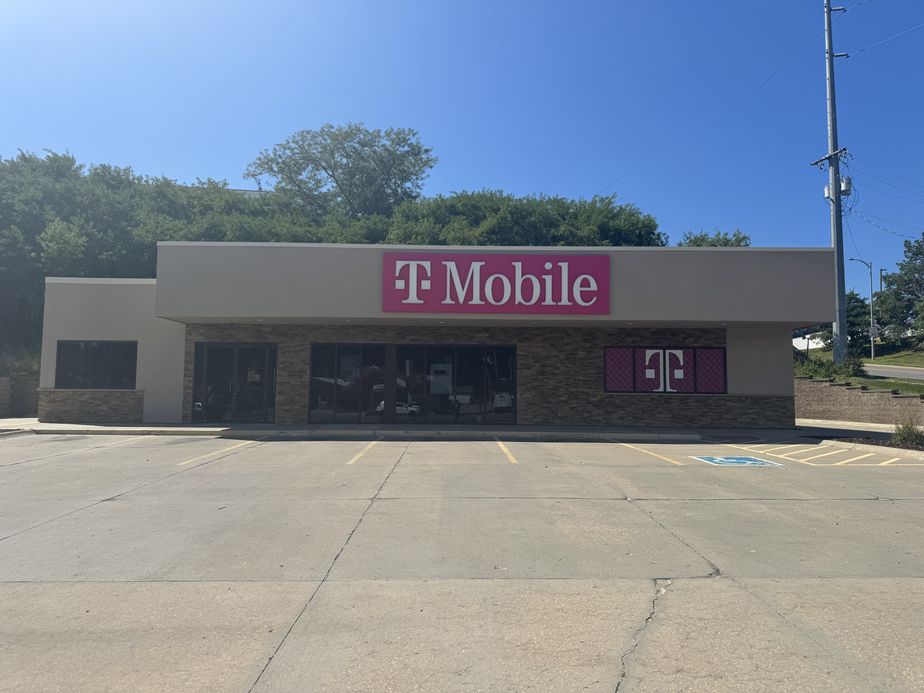 Exterior photo of T-Mobile Store at Saddle Creek and California St, Omaha, NE