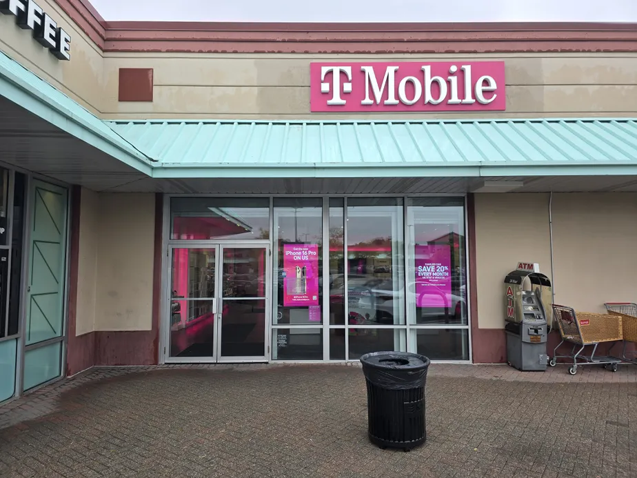  Exterior photo of T-Mobile Store at Edgewater Commons, Edgewater, NJ 