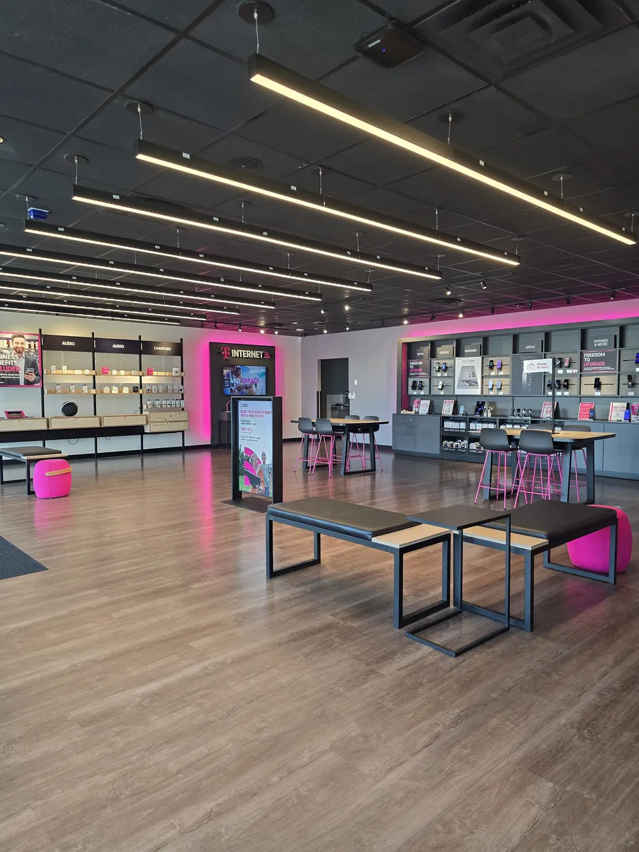 Foto del interior de la tienda T-Mobile en Lubbock & Felt, Brownfield, TX