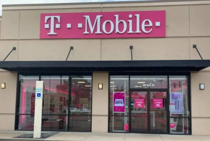 Exterior photo of T-Mobile store at Prien Lake Rd & Lake St, Lake Charles, LA