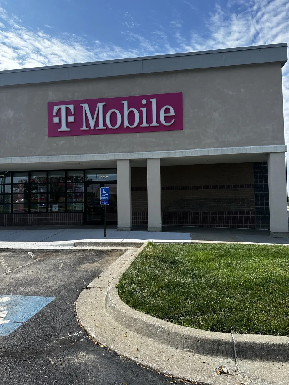  Exterior photo of T-Mobile Store at Barry Rd & US 169, Kansas City, MO 