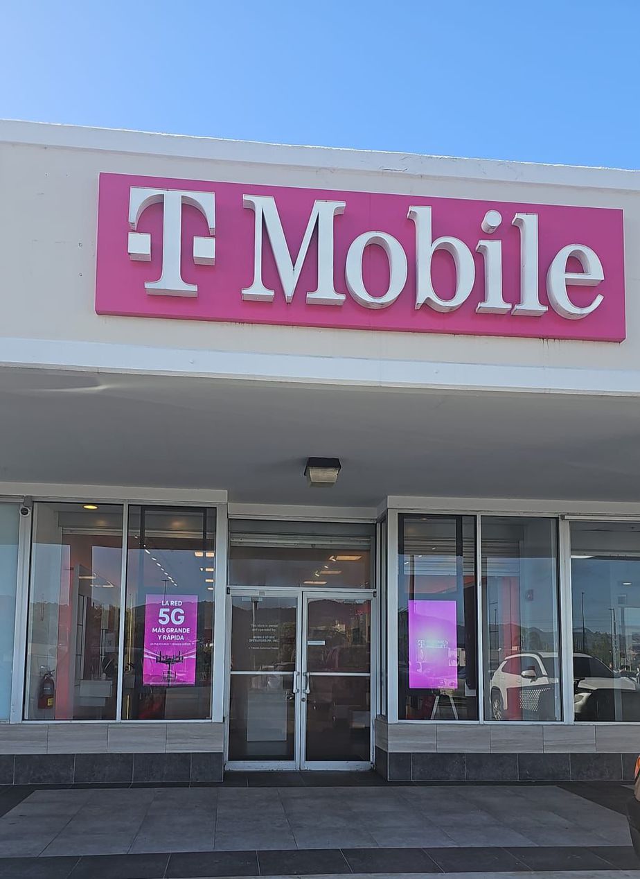 Exterior photo of T-Mobile Store at Juncos Plaza, Juncos, PR