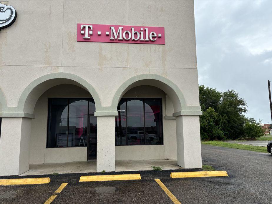 Exterior photo of T-Mobile Store at N Saint Marys St & Trojan Dr, Beeville, TX