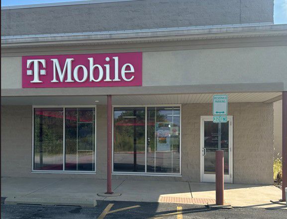 Exterior photo of T-Mobile Store at Washington & Elgin, Washington, IL