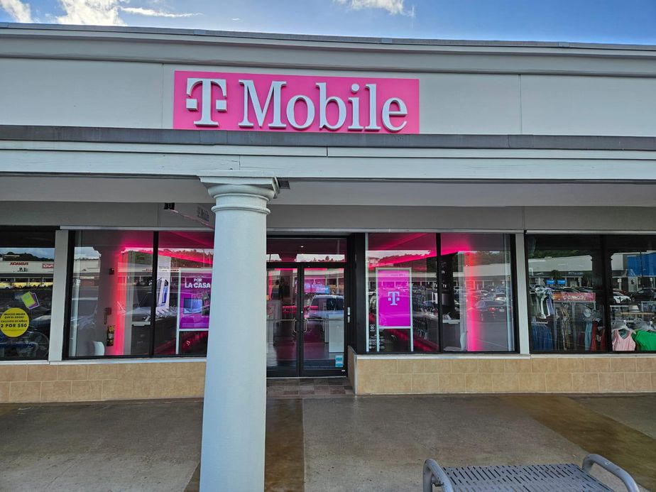 Exterior photo of T-Mobile Store at Plaza Fajardo, Fajardo, PR