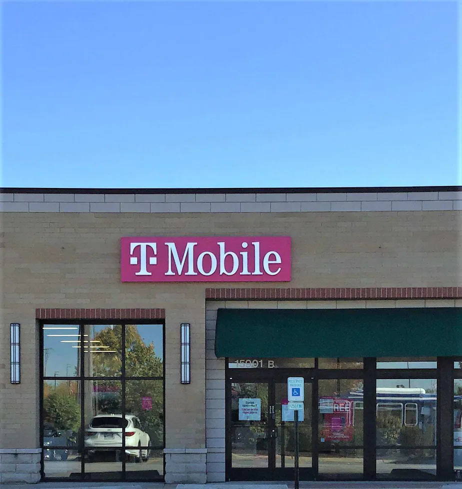 Exterior photo of T-Mobile store at Harlem Ave & W 159th St, Tinley Park, IL