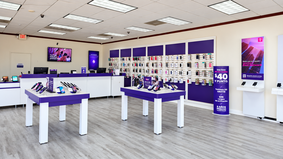 Metro by T-Mobile 3100 Forest Ln - 3100 Forest Ln 