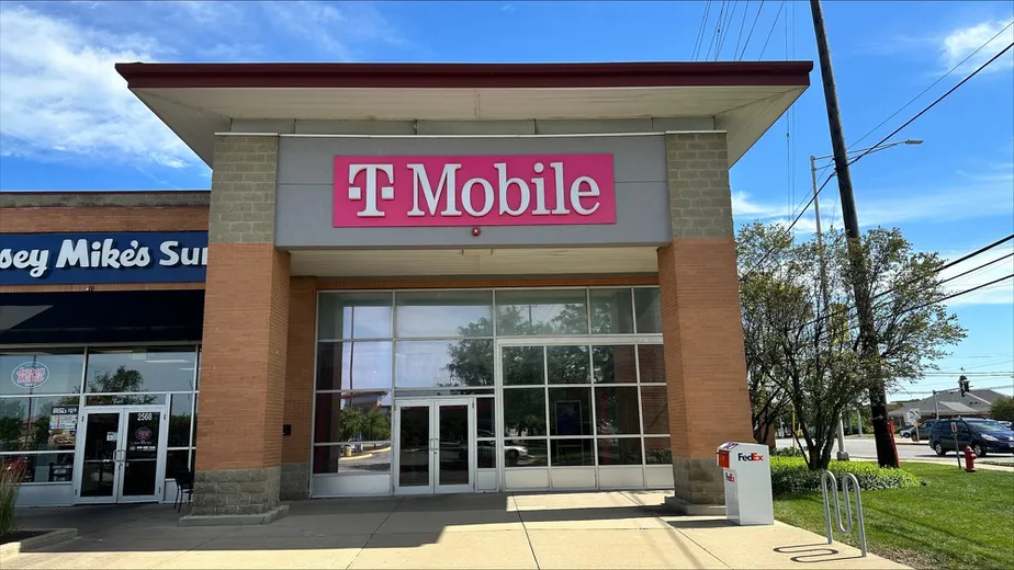  Exterior photo of T-Mobile Store at W Schaumburg Rd & Barrington Rd, Schaumburg, IL 