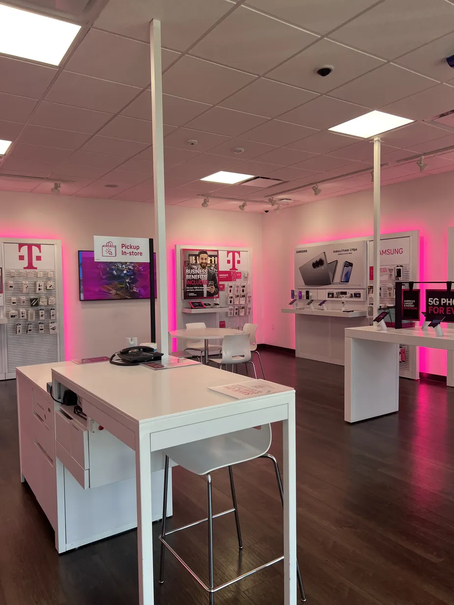  Interior photo of T-Mobile Store at LA-3162 & LA-3235, Cut Off, LA 