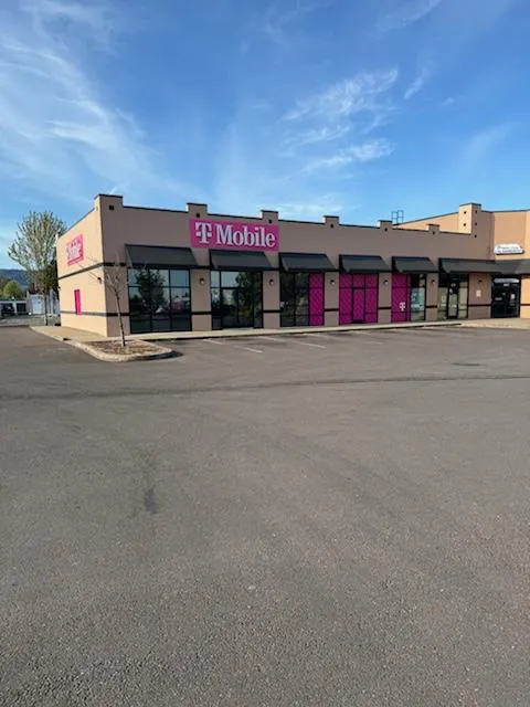  Exterior photo of T-Mobile Store at Santiam Square, Lebanon, OR 