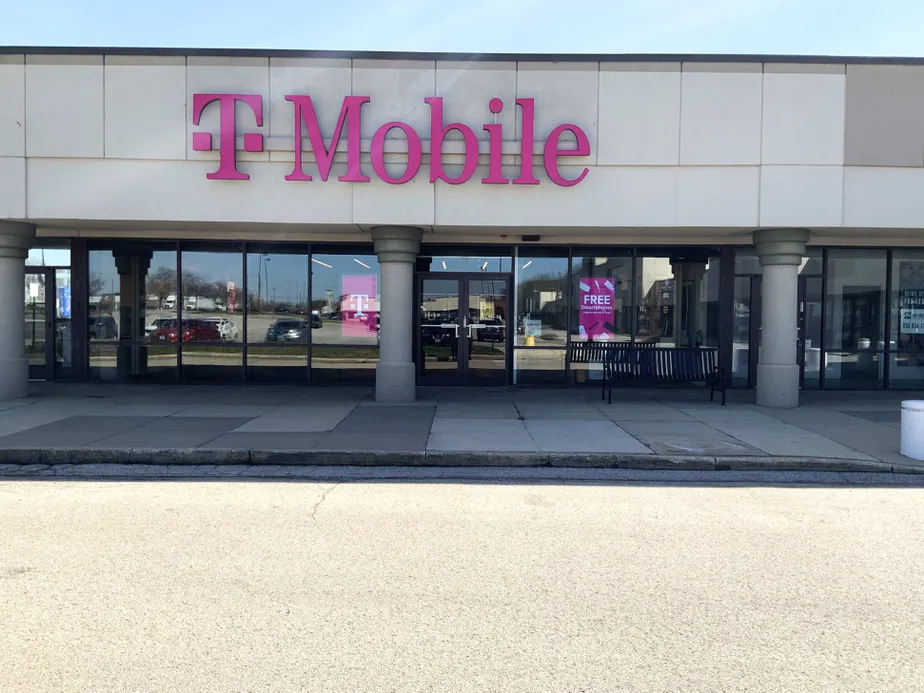 Exterior photo of T-Mobile Store at 75th & Lemont - Darien, Darien, IL
