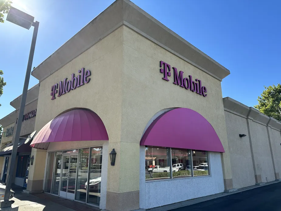 Exterior photo of T-Mobile Store at Sycamore Village, Simi Valley, CA