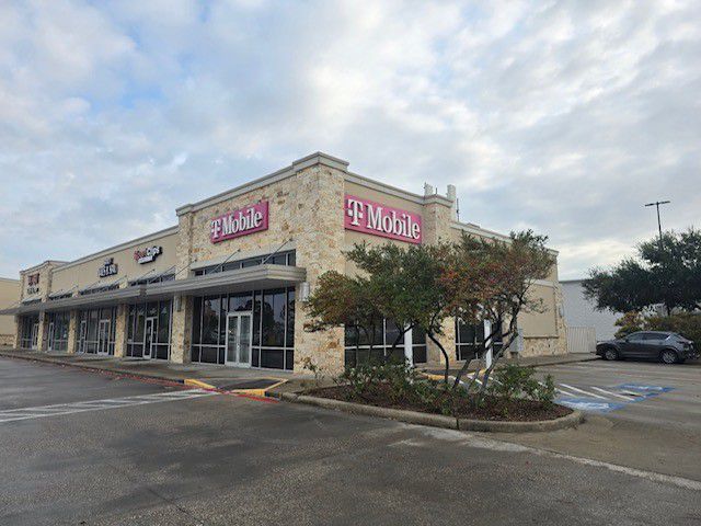 Exterior photo of T-Mobile Store at I-45 & Fm 646, League City, TX
