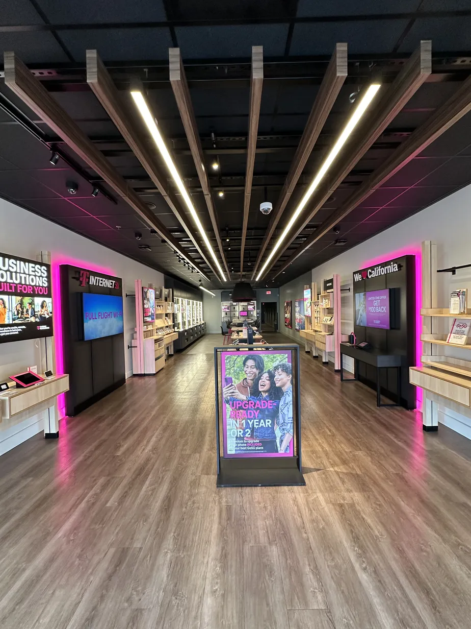 Foto del interior de la tienda T-Mobile en N H St & Chaplin Cir, Lompoc, CA
