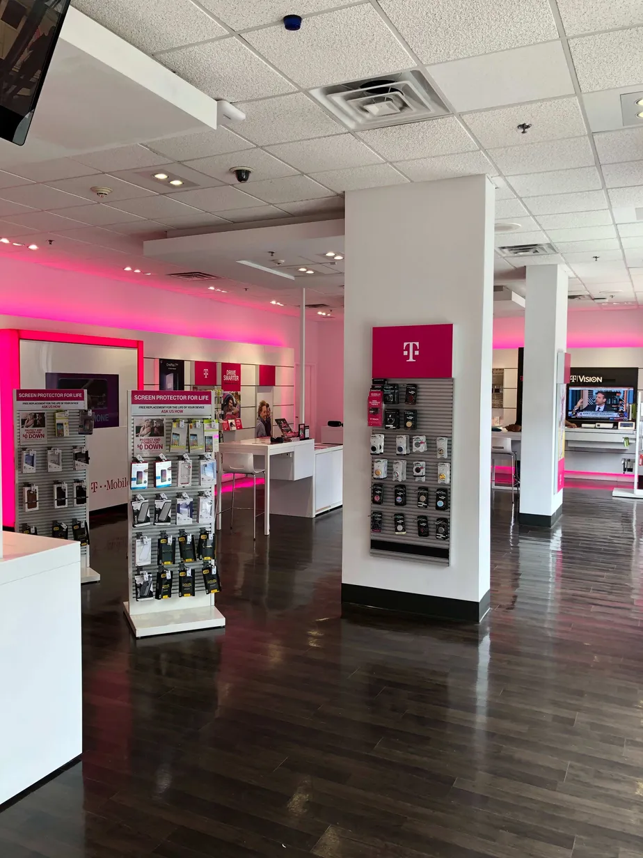 Foto del interior de la tienda T-Mobile en 34th & Chestnut St, Philadelphia, PA