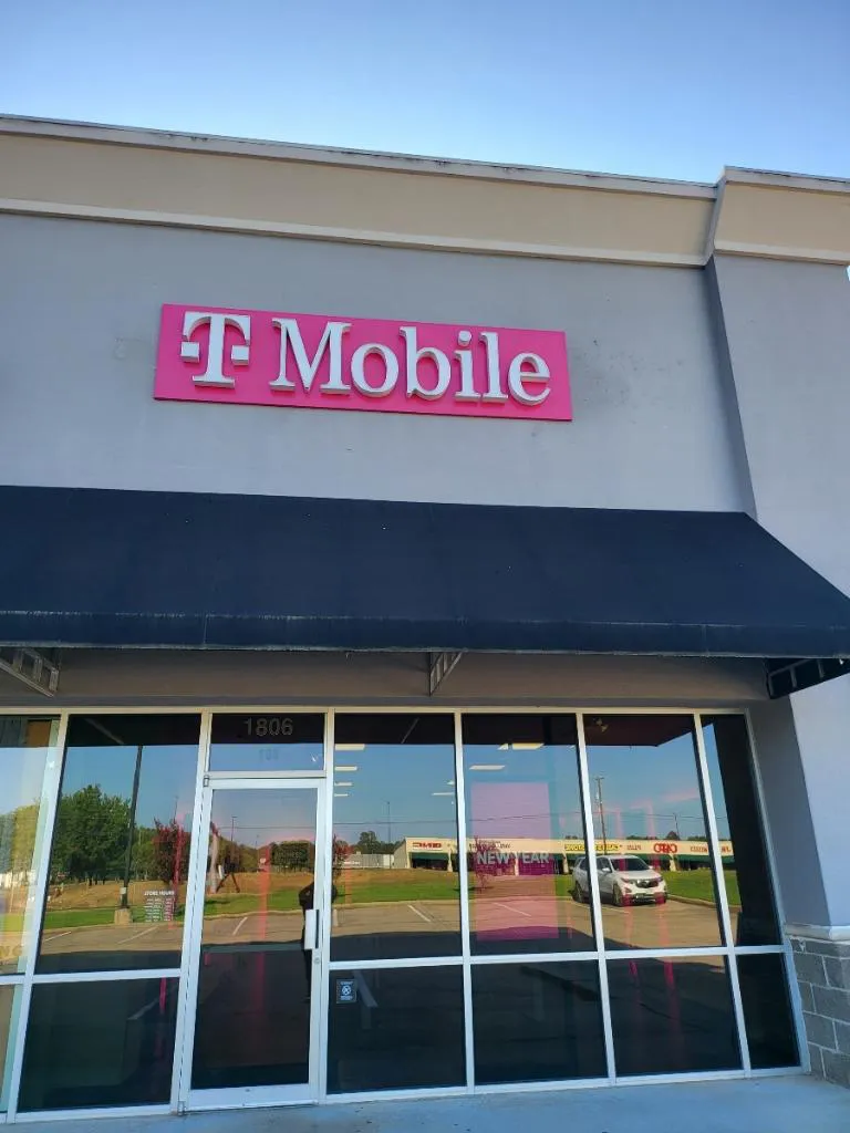 Exterior photo of T-Mobile Store at E End Blvd N & Lawson St, Marshall, TX