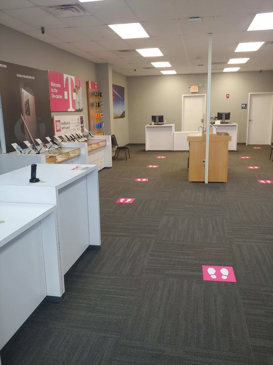  Interior photo of T-Mobile Store at Old Schoolhouse Rd & Valley Rd, Oconomowoc, WI 