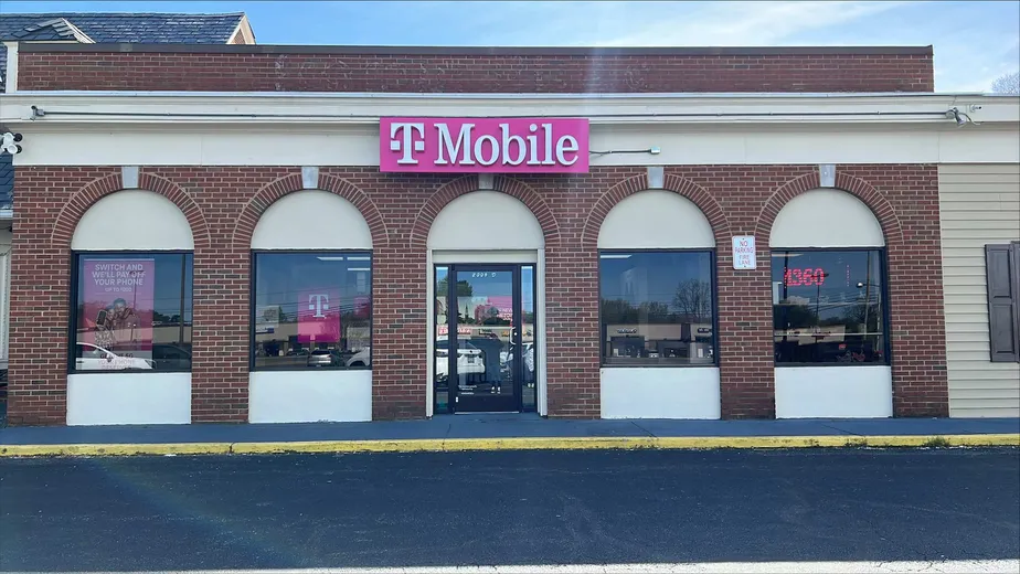 Foto del exterior de la tienda T-Mobile en Electric Rd & Grandin Rd Ext, Roanoke, VA