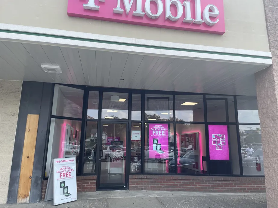 Foto del exterior de la tienda T-Mobile en Banksville Plaza, Pittsburgh, PA