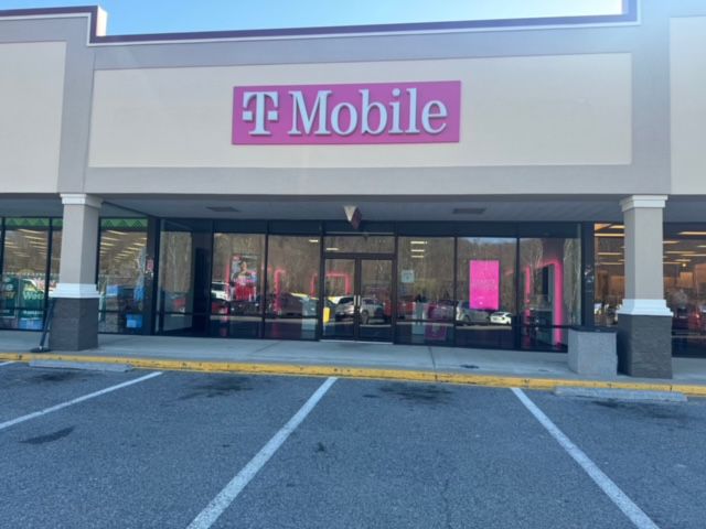 Exterior photo of T-Mobile Store at Thacker Ave & Applebee Way, Covington, VA