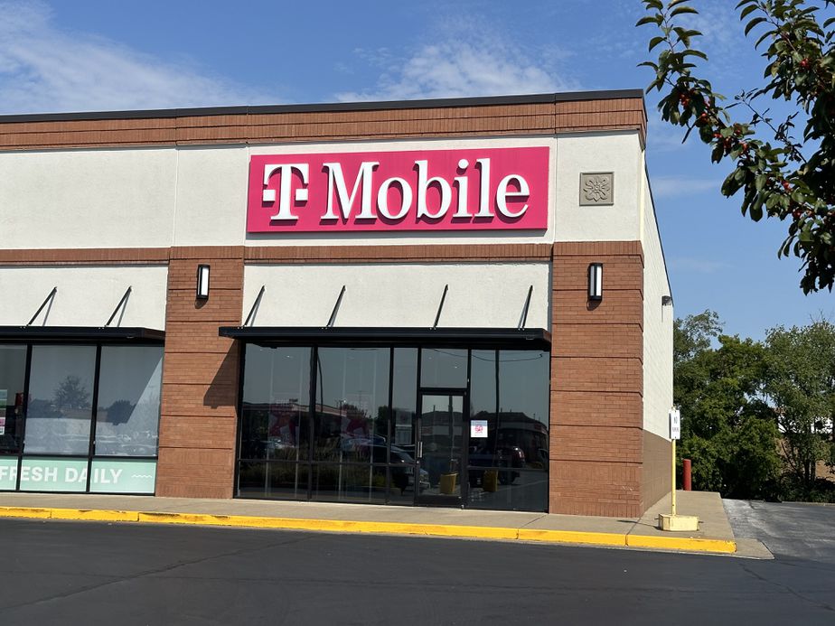 Exterior photo of T-Mobile Store at Campbell & Walton, Bowling Green, KY