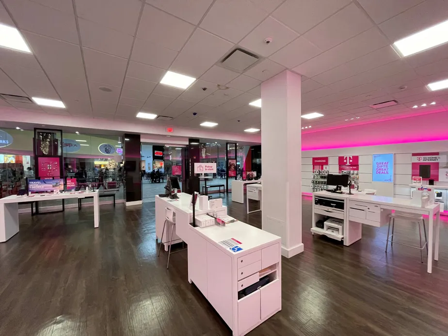 Foto del interior de la tienda T-Mobile en Smith Haven Mall, Lake Grove, NY