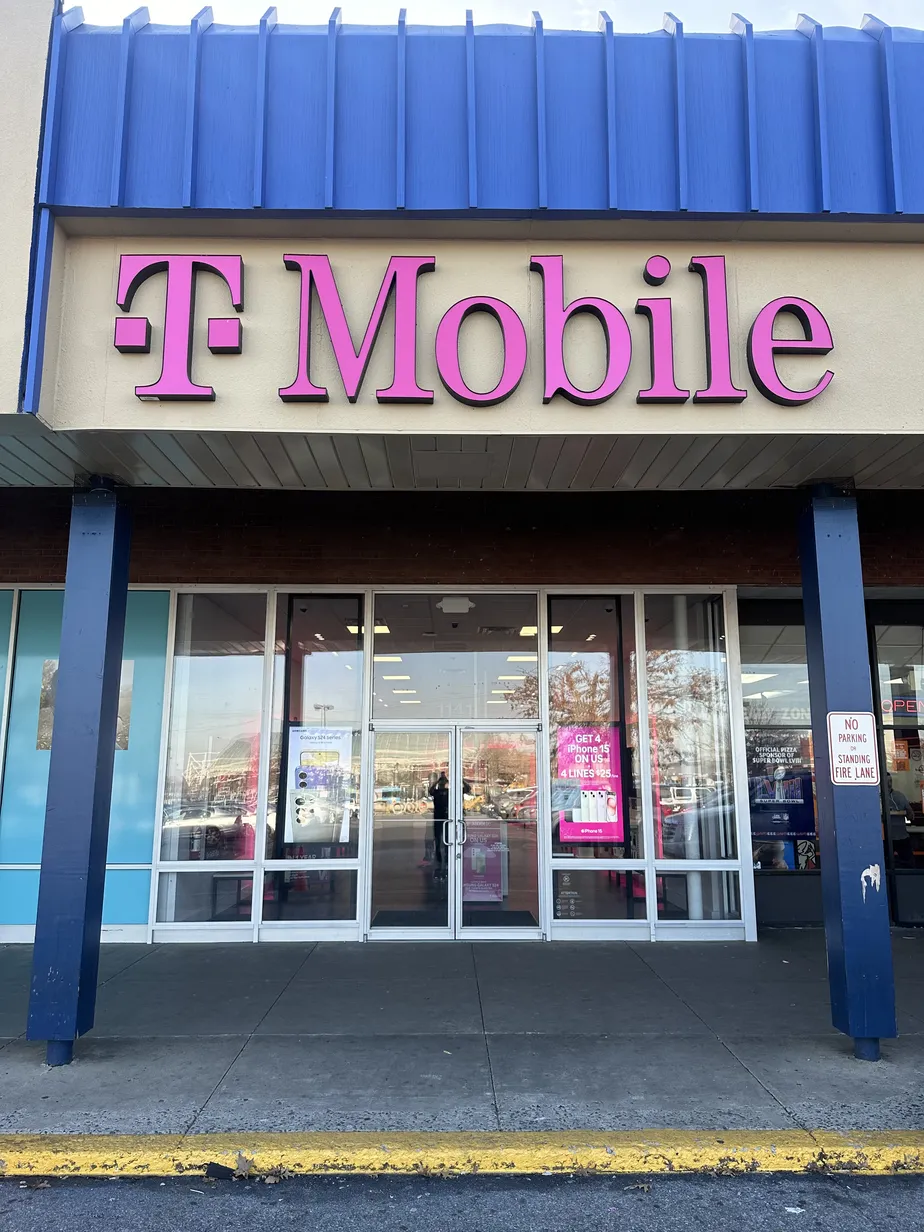 Foto del exterior de la tienda T-Mobile en Takoma/Langley Crossroads, Takoma Park, MD