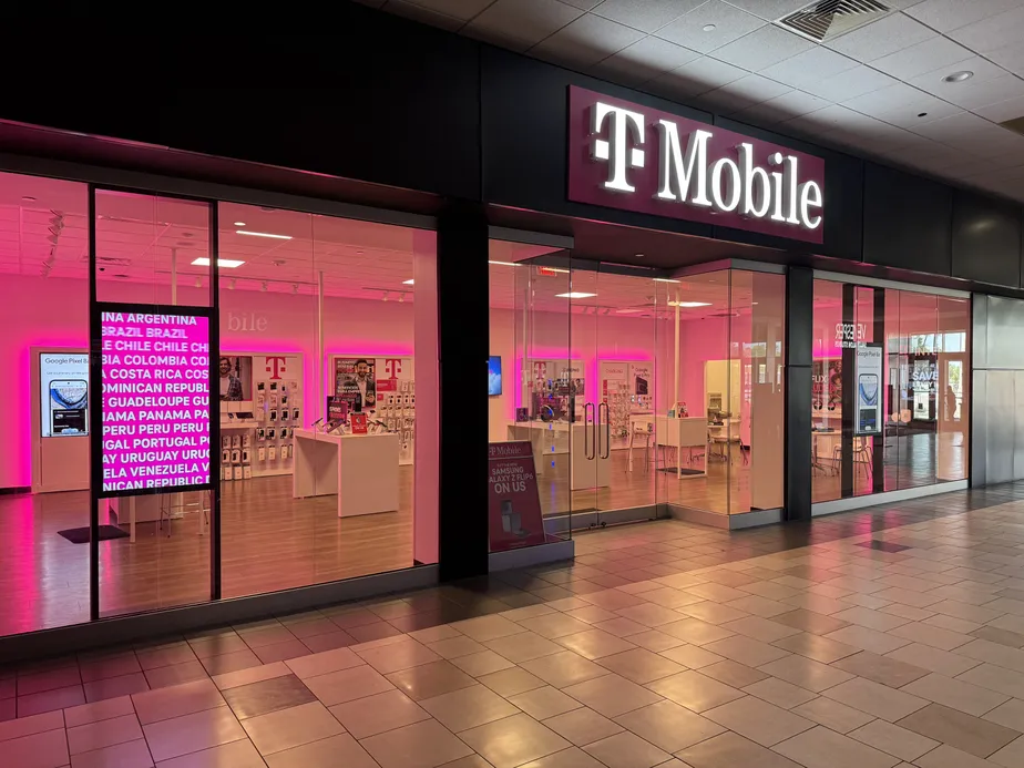  Exterior photo of T-Mobile Store at Town Center at Aurora, Aurora, CO 