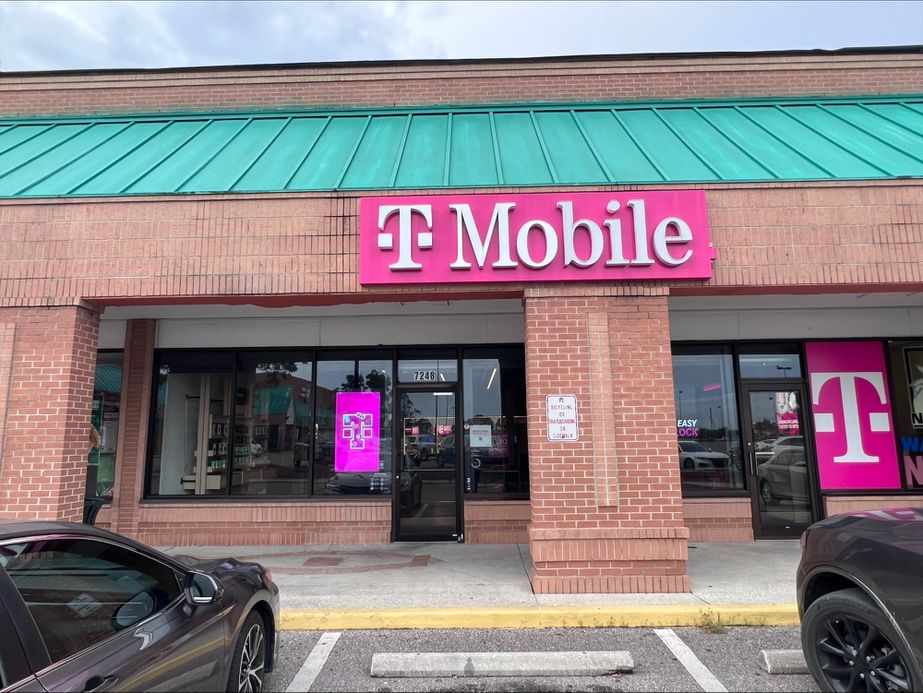 Exterior photo of T-Mobile Store at Gall Blvd & Medical Center Ave, Zephyrhills, FL