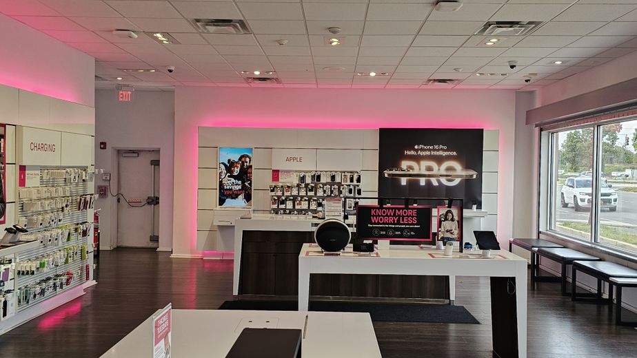 Interior photo of T-Mobile Store at Sunrise Hwy & Central Ave, Valley Stream, NY
