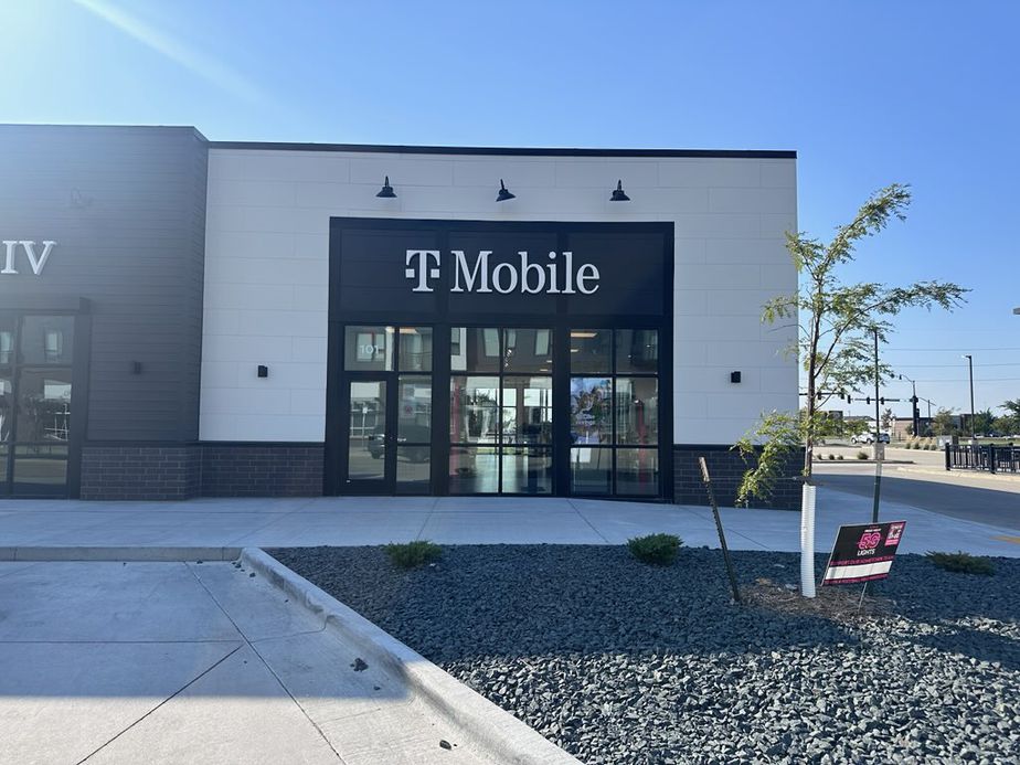 Exterior photo of T-Mobile Store at Veterans Blvd & 26th, Fargo, ND