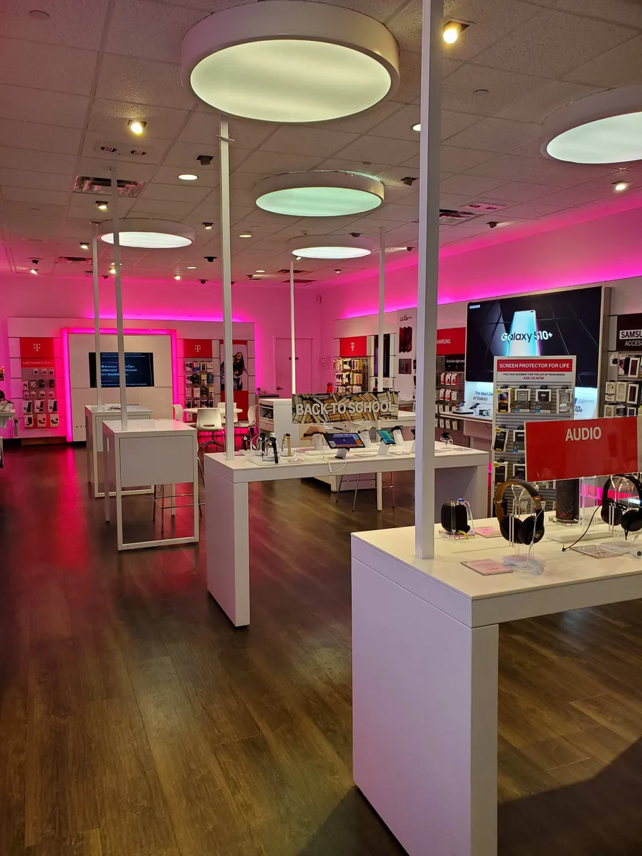 Foto del interior de la tienda T-Mobile en Tyson'S Corner IN-Line, McLean, VA