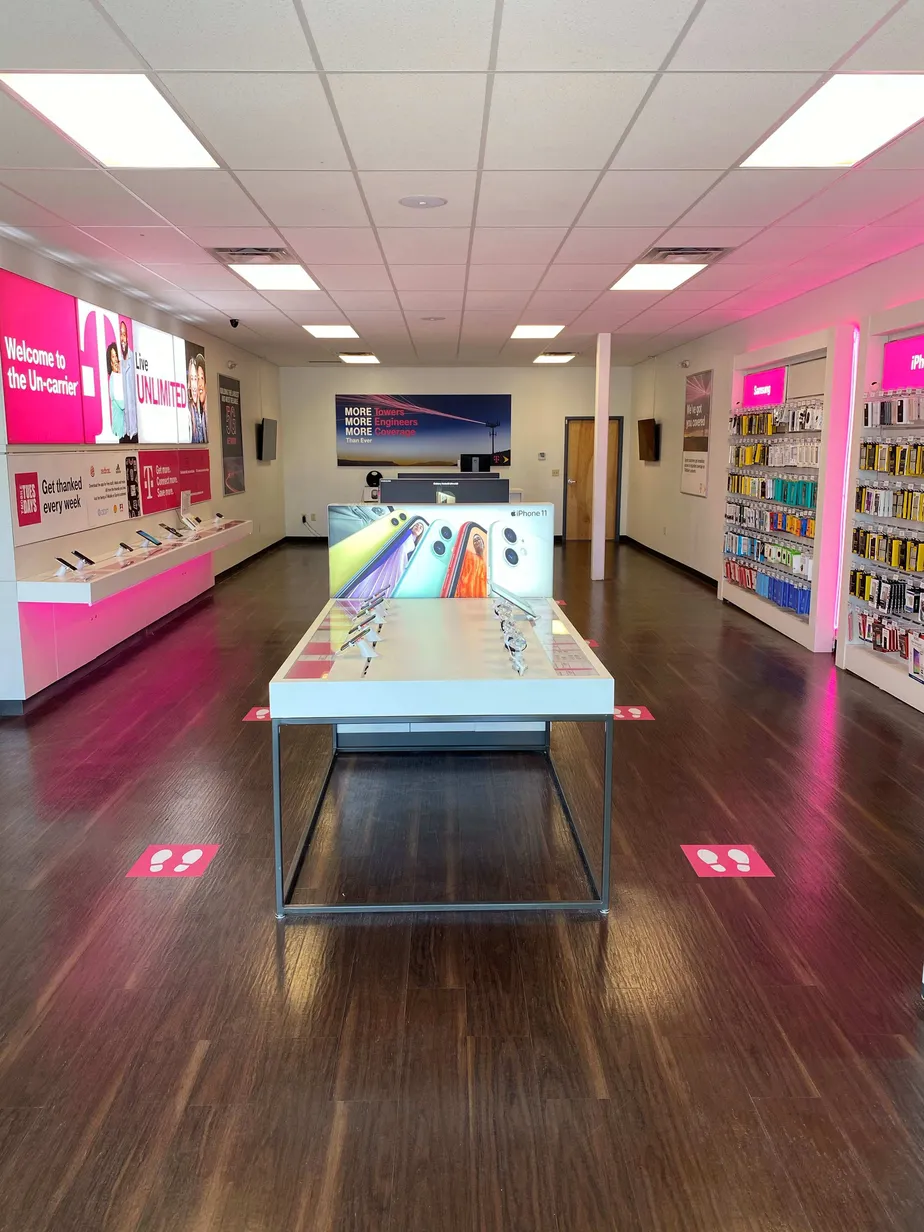 Foto del interior de la tienda T-Mobile en Tommy Henrich Dr NW & Federal Ave NW, Massillon, OH
