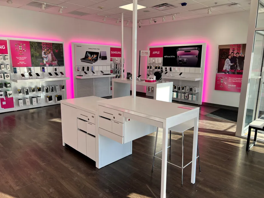 Foto del interior de la tienda T-Mobile en The Commons, Spencer, IA