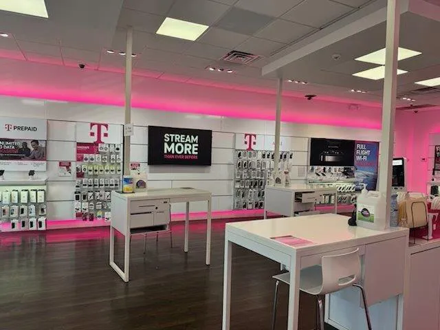 Foto del interior de la tienda T-Mobile en North Olden Ave Plaza, Ewing, NJ