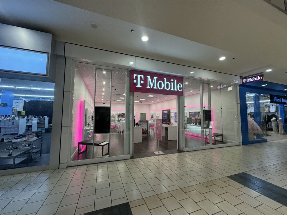 Exterior photo of T-Mobile Store at Vintage Faire, Modesto, CA