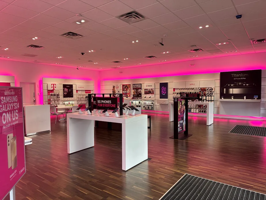  Interior photo of T-Mobile Store at Sr 7 & Wiles, Pompano Beach, FL 