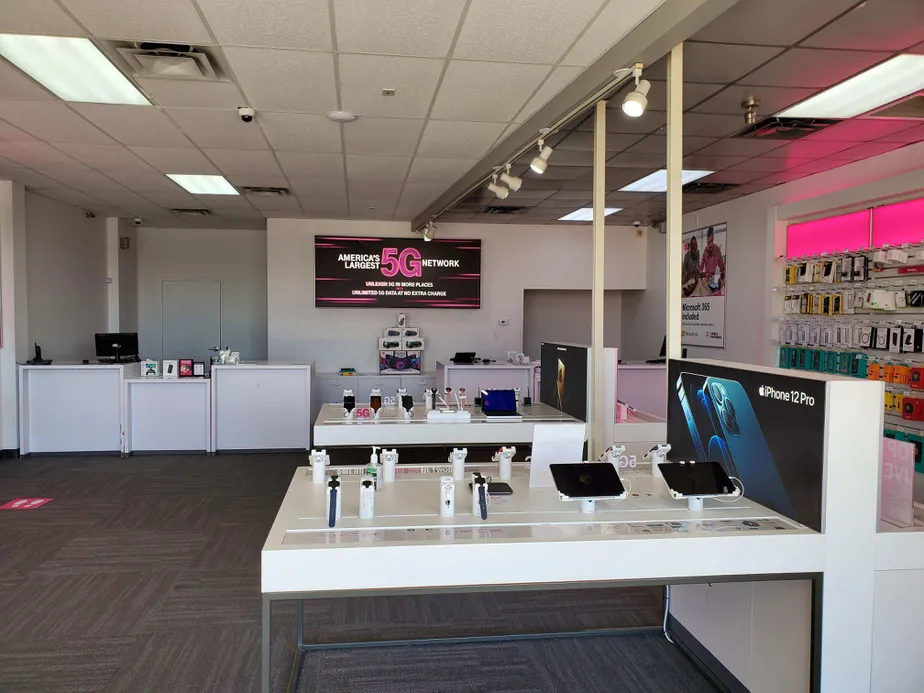 Foto del interior de la tienda T-Mobile en Junction Hwy & E Sunset Dr, Kerrville, TX