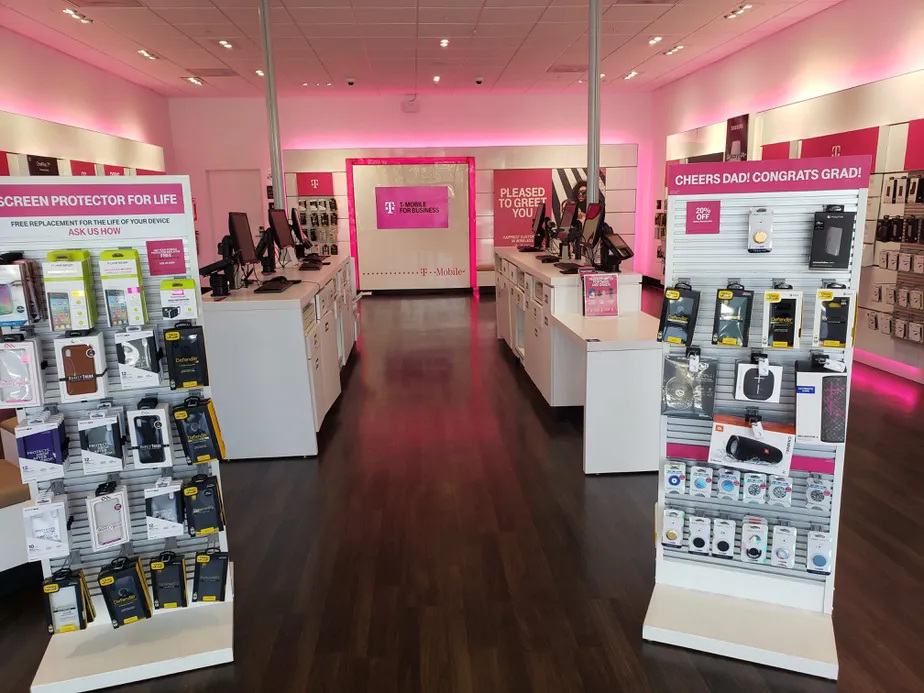 Foto del interior de la tienda T-Mobile en Diablo & Redwood, Novato, CA