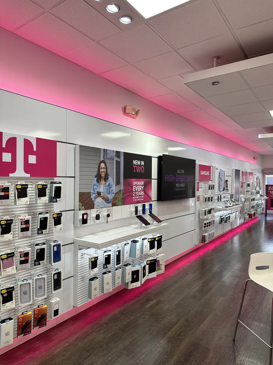 Foto del interior de la tienda T-Mobile en Brown & Stewart, Dayton, OH