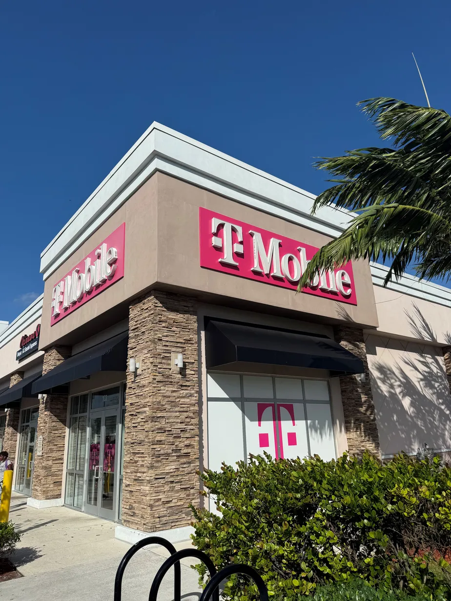  Exterior photo of T-Mobile Store at Riverbend Marketplace, Fort Lauderdale, FL 