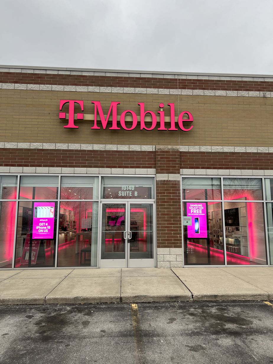Exterior photo of T-Mobile Store at Indianapolis & Ramblewood, Highland, IN