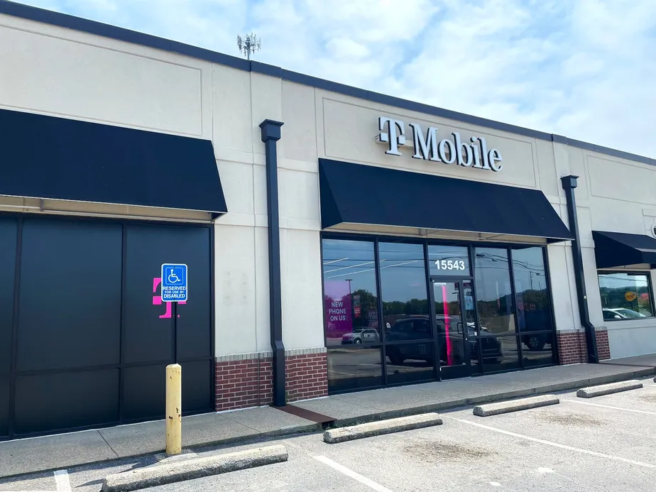 Exterior photo of T-Mobile Store at Nippers Corner, Nashville, TN